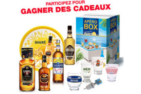 Bouteilles de whisky, plateaux, verres, etc.