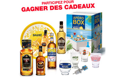 Bouteilles de whisky, plateaux, verres, etc.