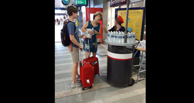 Distribution gratuite de bouteilles d'eau dans les gares SNCF