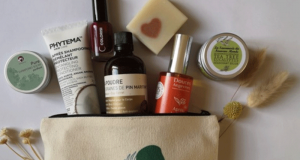 Une trousse Green Beauty contenant des produits cosmétiques