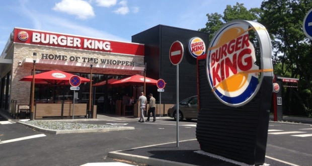 Un menu et un dessert offert au Burger King