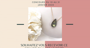 Un collier en plaqué or avec une pierre de labradorite