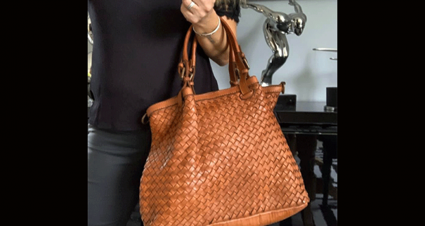 Un sac Ines tressé en cuir camel offert