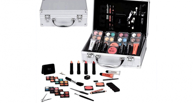 Une valise remplie de maquillage offerte