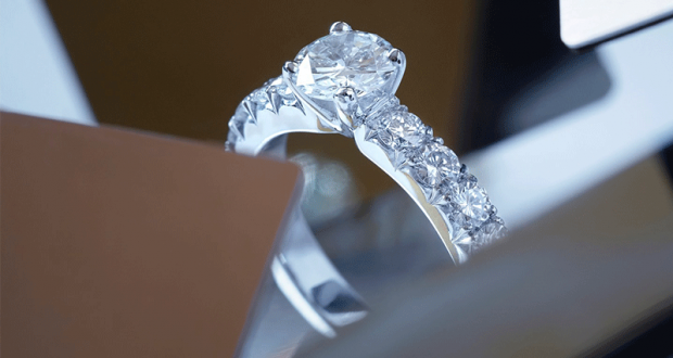 Un bijou avec un diamant offert (Valeur de 1000 euros)