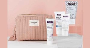 Une trousse avec 4 produits cosmétiques offerte