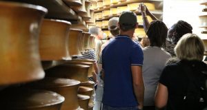 Visites guidées gratuites des caves d'affinage du fromage Beaufort et de la fabrication