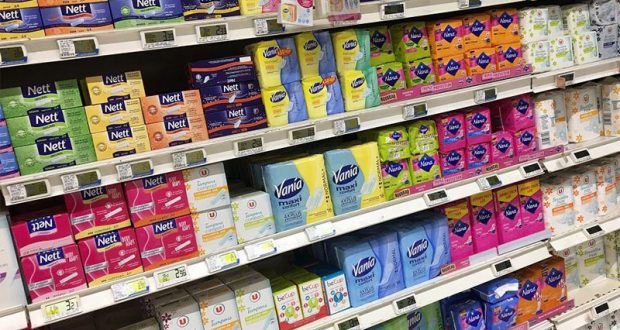 Distribution gratuite de serviettes hygiéniques et tampons