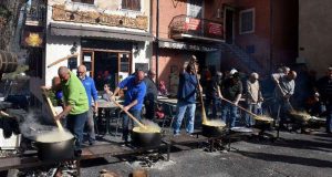 Distribution gratuite d’assiettes de polente garnie