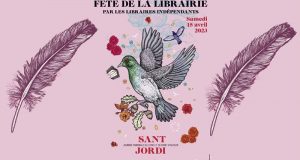 Distribution gratuite d'un livre collector et d'une rose