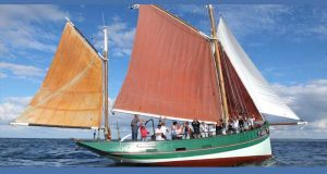 Initiation gratuite à la voile traditionnelle sur un vieux gréement