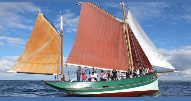 Initiation gratuite à la voile traditionnelle sur un vieux gréement