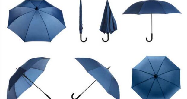 Distribution de parapluies bleus