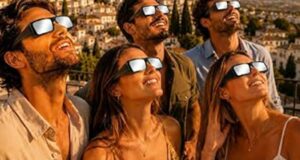 Distribution Gratuite de 1500 Paires de Lunettes Spéciales Éclipse Solaire
